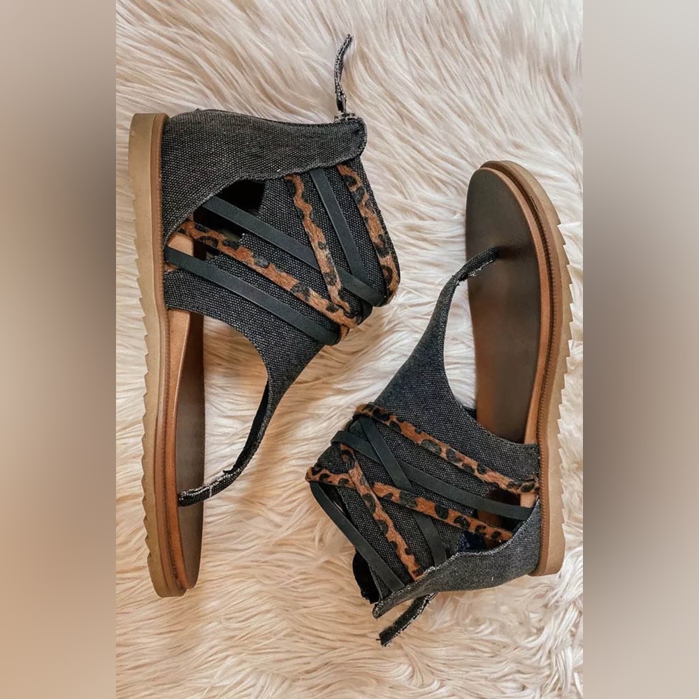 New Boutique| Black Leopard Strappy Sandals